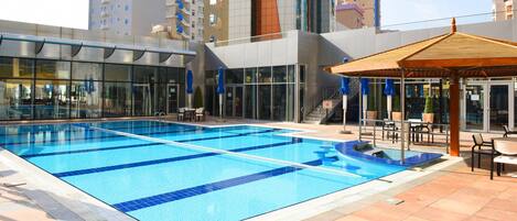 Piscine extérieure, chaises longues