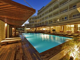 Szabadtéri medence, napozóágyak