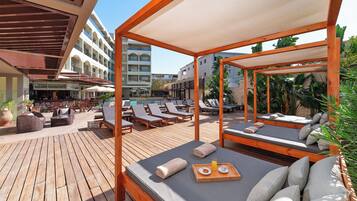 Outdoor pool, pool loungers