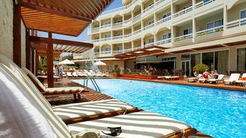 Ulkouima-allas, aurinkotuoleja