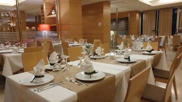 Päivittäinen buffetaamiainen (12 EUR per henkilö)