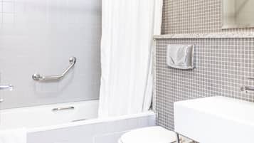 Een douche, gratis toiletartikelen, een haardroger, handdoeken