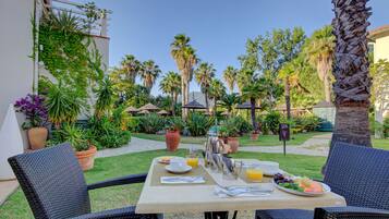 Petit déjeuner buffet servi tous les jours en supplément