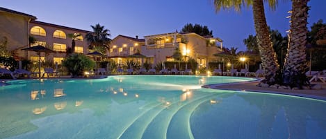 Outdoor pool, sun loungers