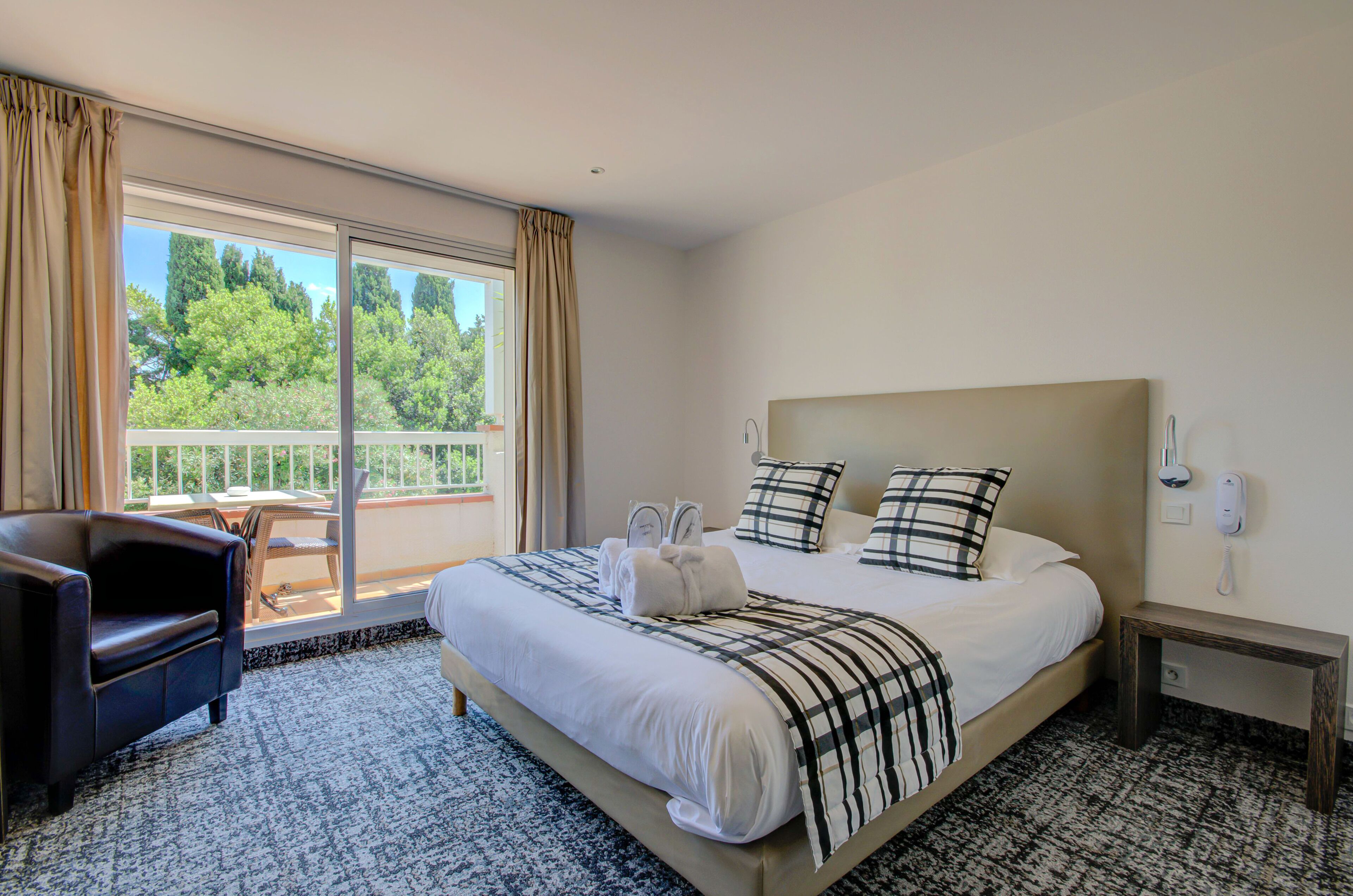 Een minibar, een kluis op de kamer, een bureau