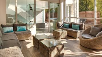 Sauna, bain à remous, hammam, soins corporels, enveloppements corporels