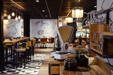 Daily buffet breakfast for a fee. Mercure Lyon Est Chaponnay