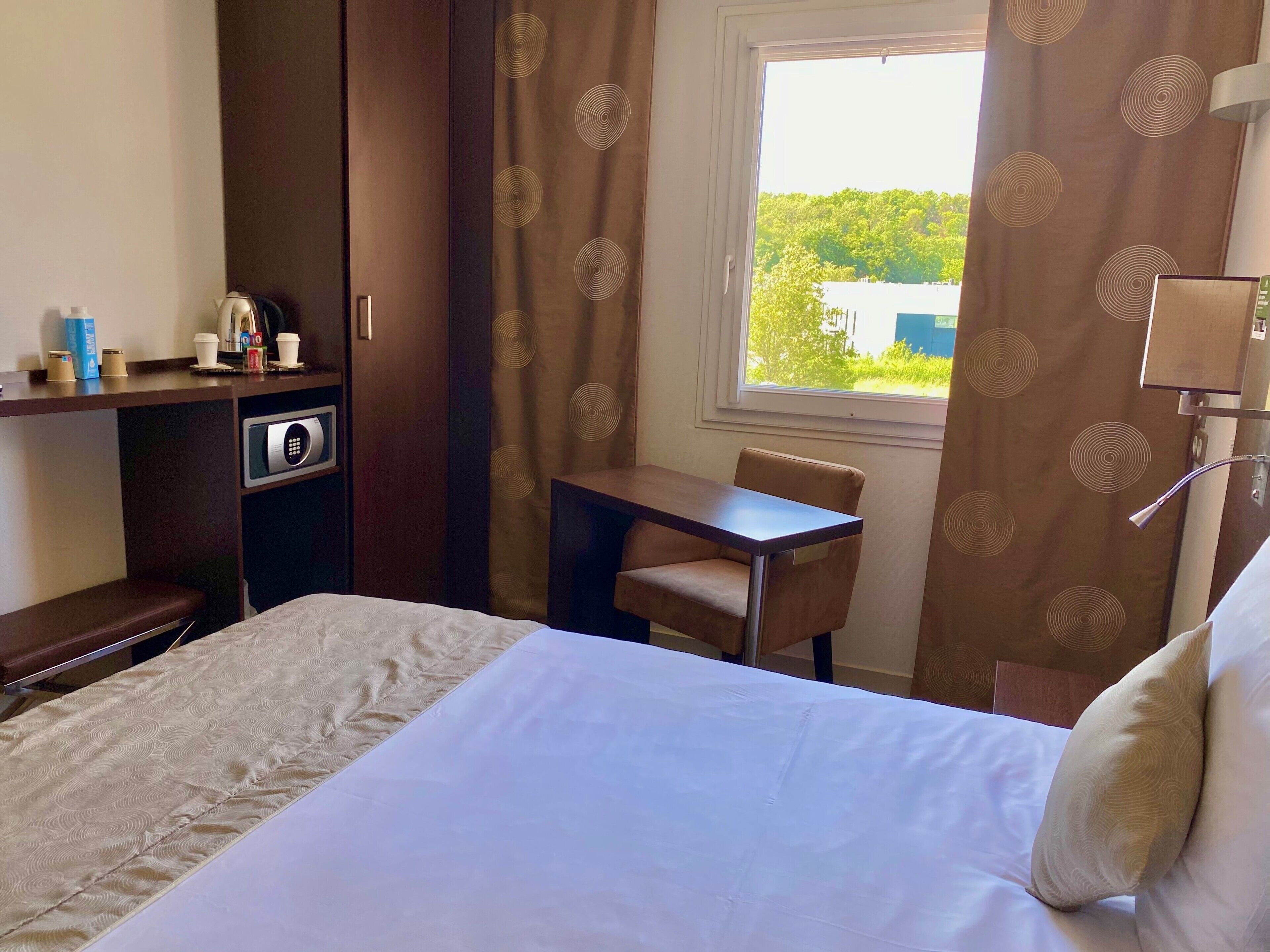 standard room, 1 double bed | premium bedding, select comfort beds, in-room safe, desk