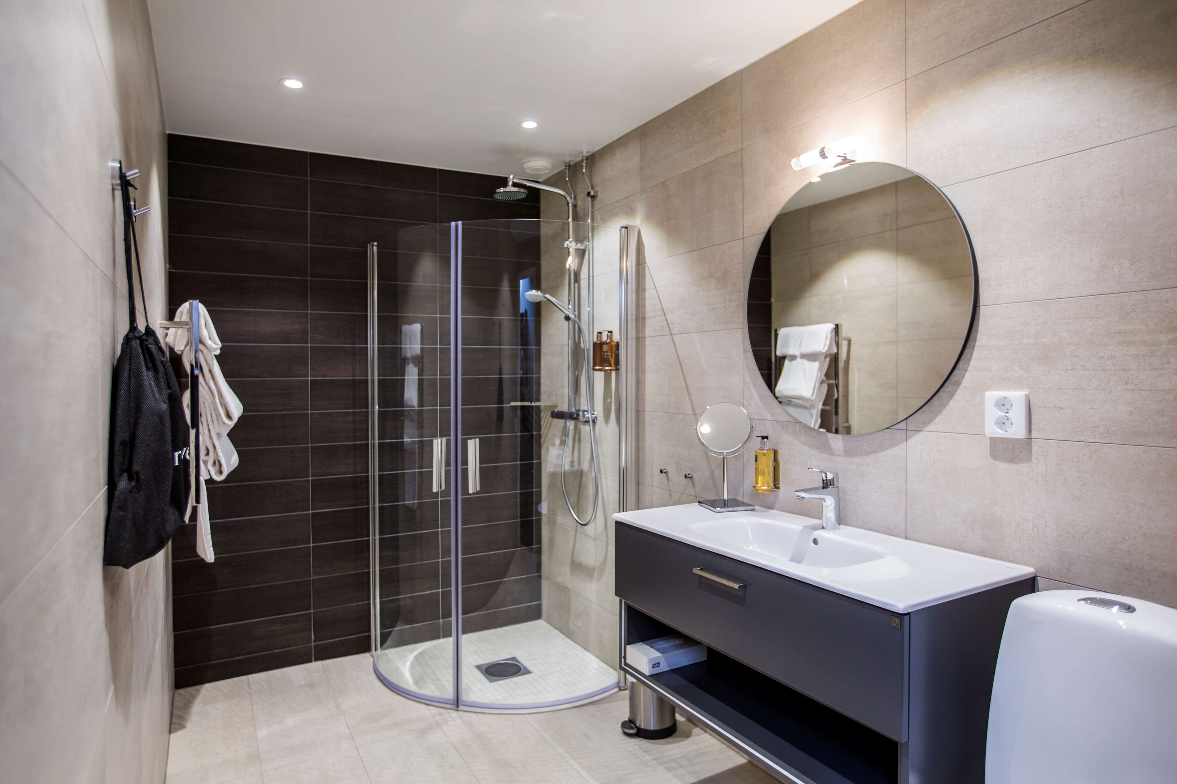 deluxe room, 2 single beds, non smoking | bathroom | shower, free toiletries, hair dryer, towels