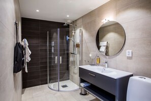 Deluxe Room, 2 Twin Beds, Non Smoking | Bathroom | Shower, free toiletries, hair dryer, towels - Statt Hassleholm, BW Signature Collection (Hassleholm)