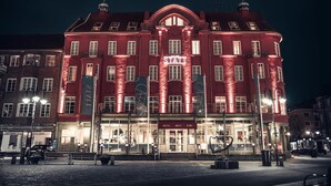 A red building with a sign reading "STAHL HOTEL MEET DINE" and a "P" parking sign.
