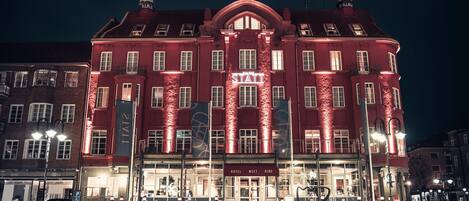 Fachada de la propiedad por la tarde o noche