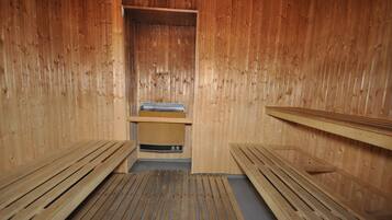Una sauna con bancos de madera y un banco central.