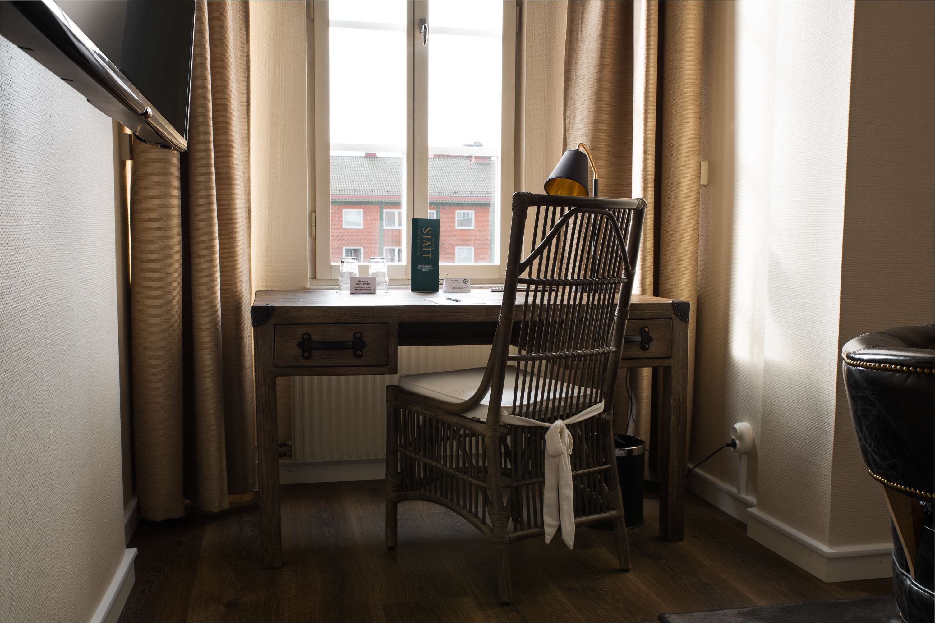 deluxe room, 2 single beds, non smoking | 1 bedroom, individually decorated, individually furnished, desk