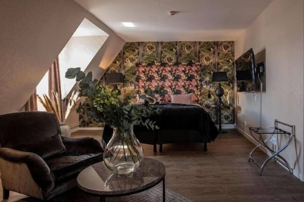 1 bedroom, individually decorated, individually furnished, desk