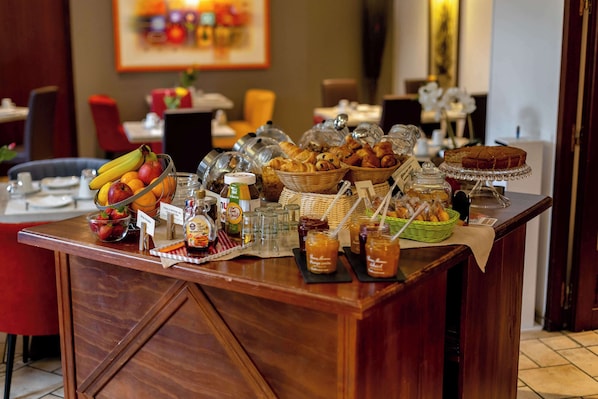 Breakfast, lunch and dinner served  - Best Western Hotel Le Pont D'Or (Figeac)