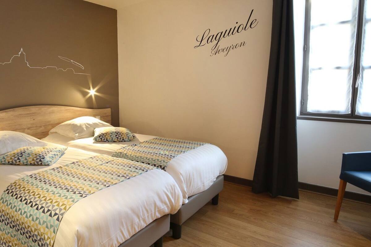 Literie de qualité, lit avec matelas Select Comfort, coffre-fort, bureau