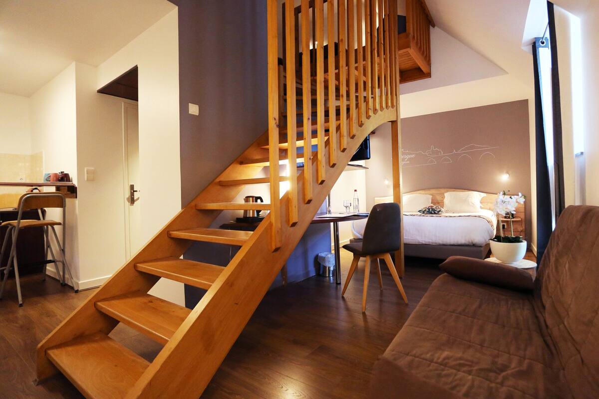 Literie de qualité, lit avec matelas Select Comfort, coffre-fort, bureau