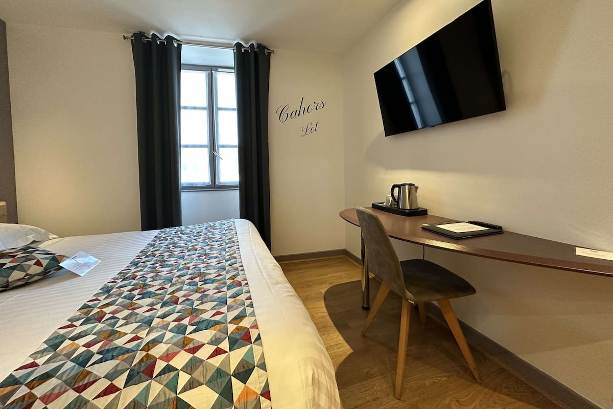 Comfort Room, 1 Queen Bed, River View | Room amenity