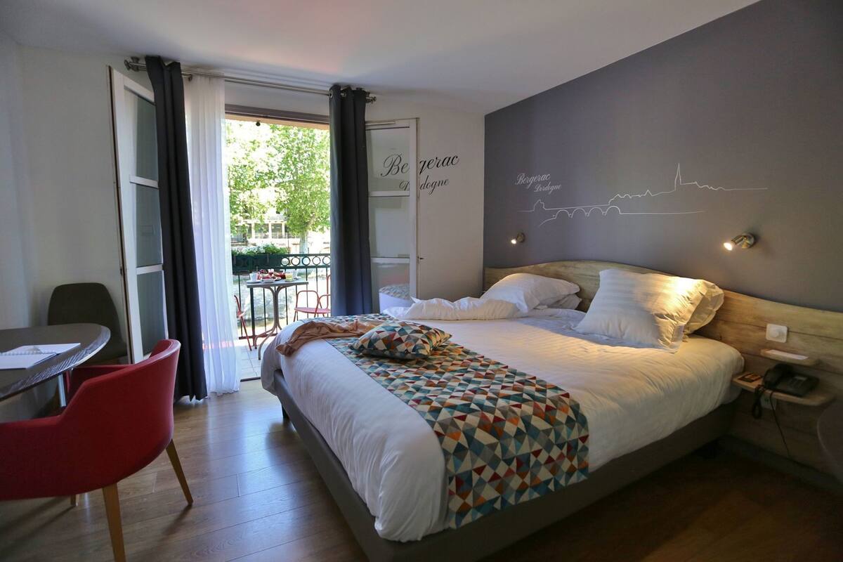 Literie de qualité, lit avec matelas Select Comfort, coffre-fort, bureau