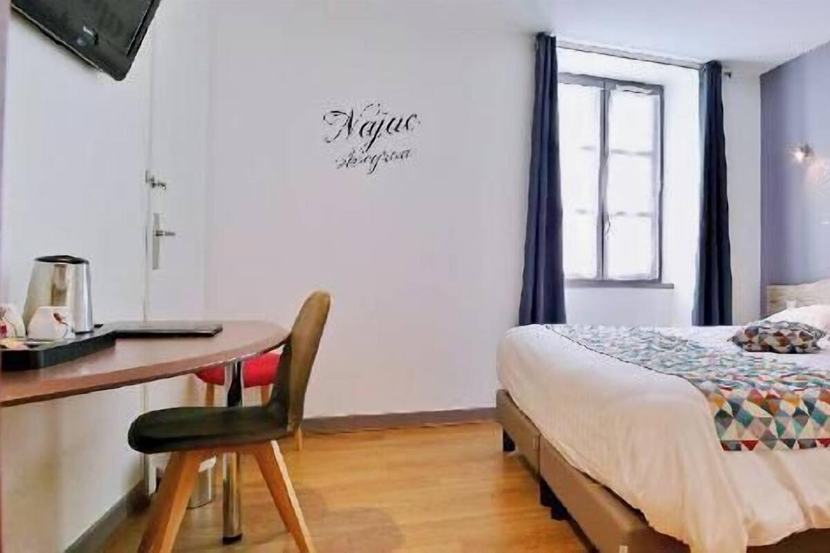 Literie de qualité, lit avec matelas Select Comfort, coffre-fort, bureau