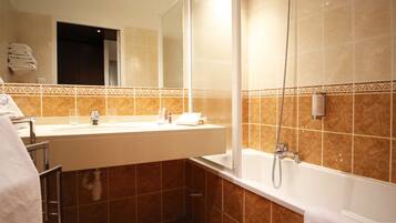 Une salle de bain avec un lavabo, un miroir et une baignoire.