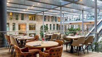 Se sirven comidas, cenas y cocina internacional