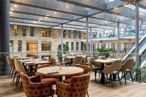 Déjeuner et dîner servis sur place, spécialités Cuisine internationale