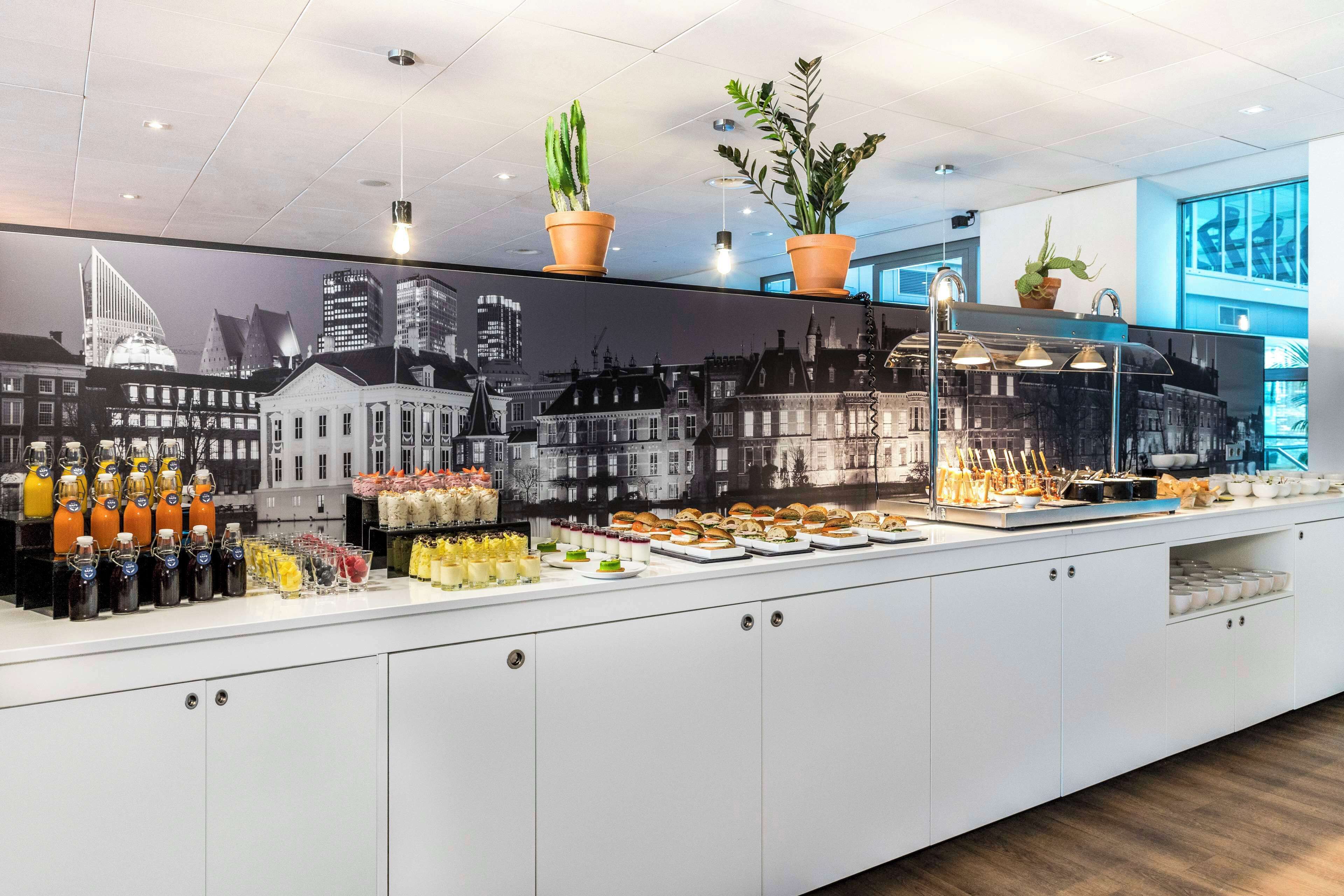 lunch and dinner served, international cuisine