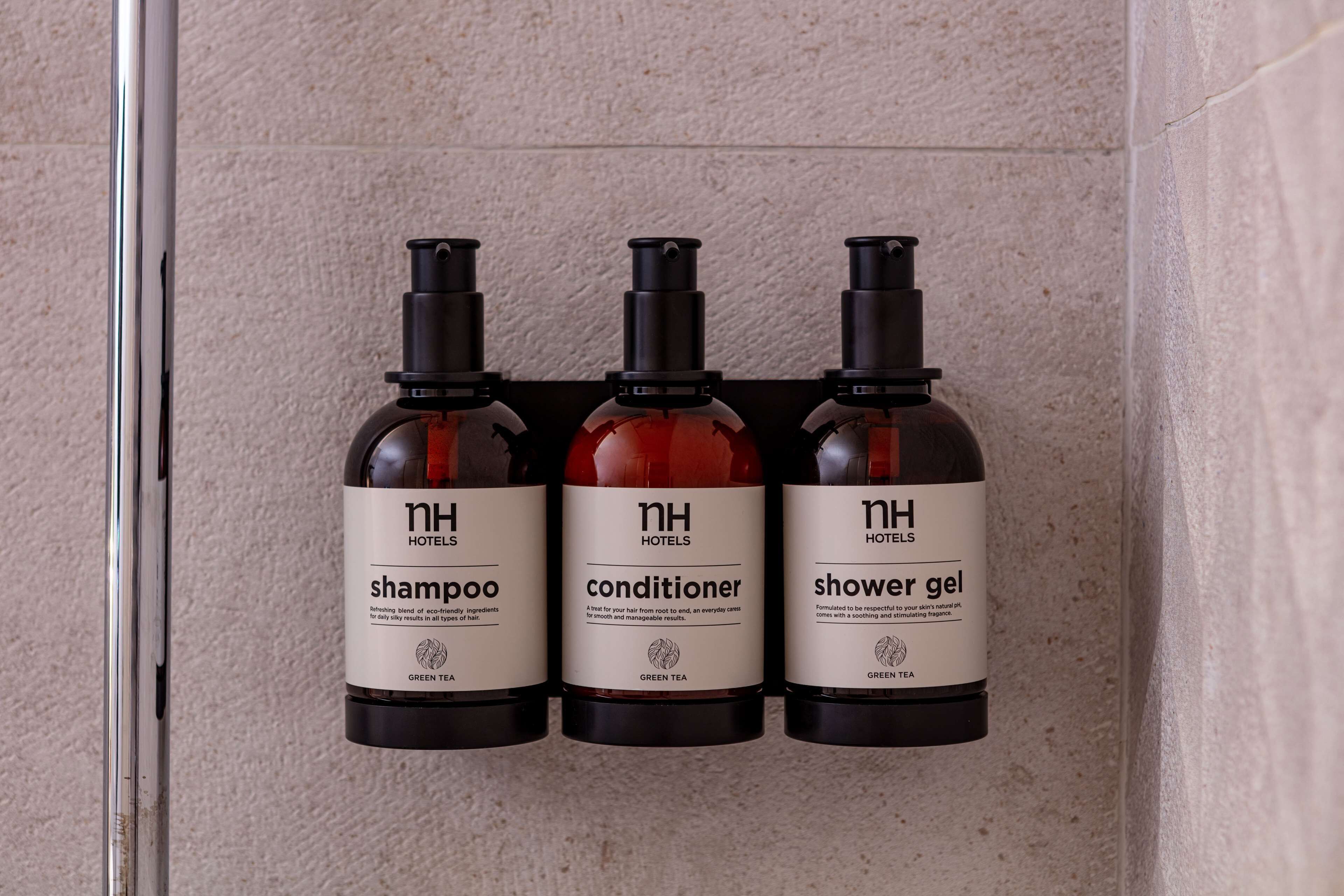 combined shower/bathtub, eco-friendly toiletries, hair dryer, towels