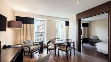 Suite (Maisonette, with View) | Een minibar, een kluis op de kamer, een bureau, geluiddichte muren