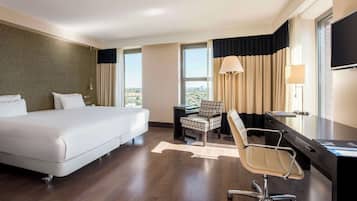 Minibar, odada kasa, masa, ses yalıtımı