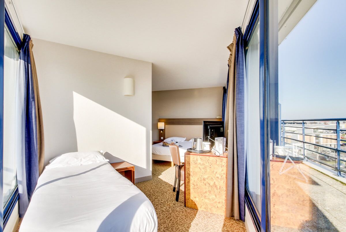 Escritorio, sistema de insonorización y tabla de planchar con plancha 