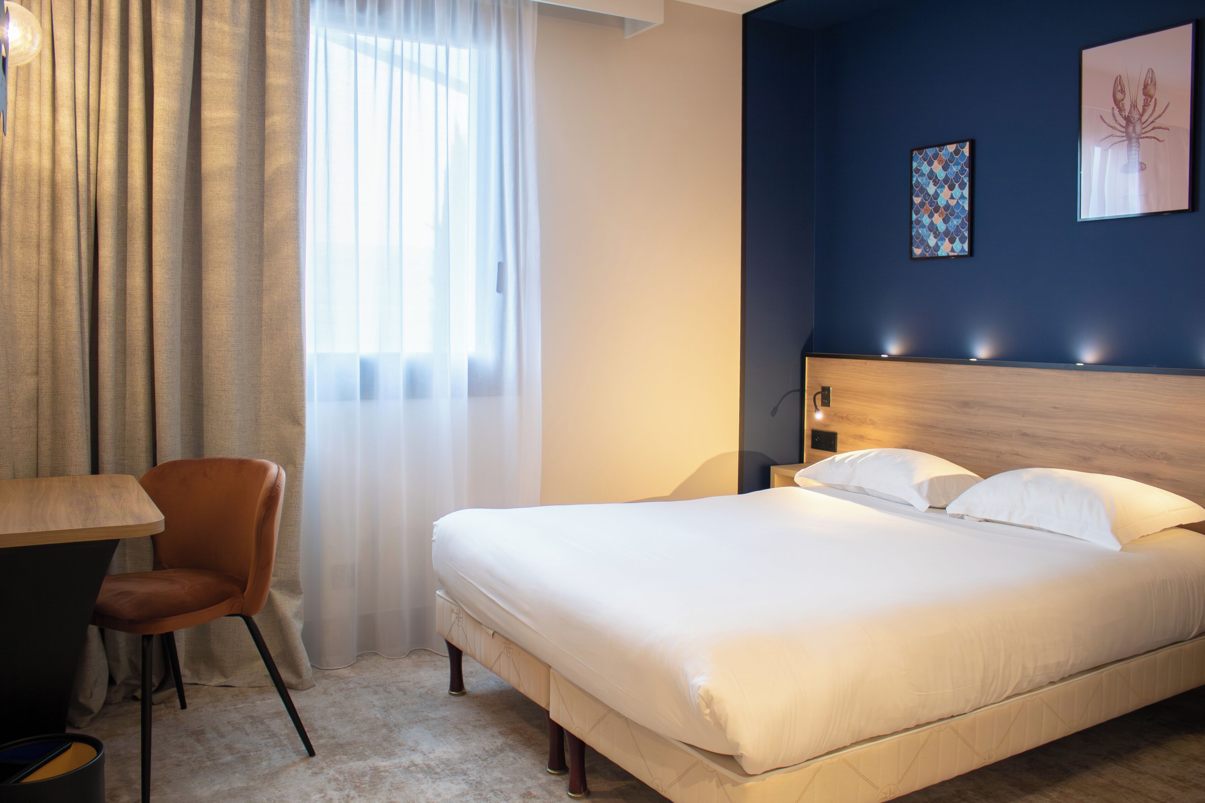 Een bureau, geluiddichte muren, een strijkplank/strijkijzer, gratis wifi