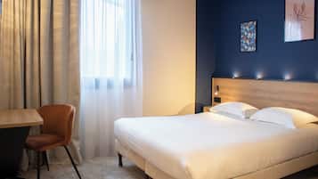 Desk, soundproofing, iron/ironing board, free WiFi