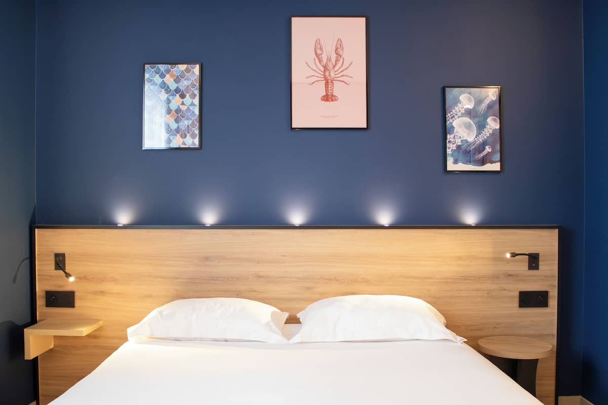 Desk, soundproofing, iron/ironing board, free WiFi