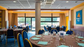 Serveert ontbijt, lunch, diner, regionale gerechten