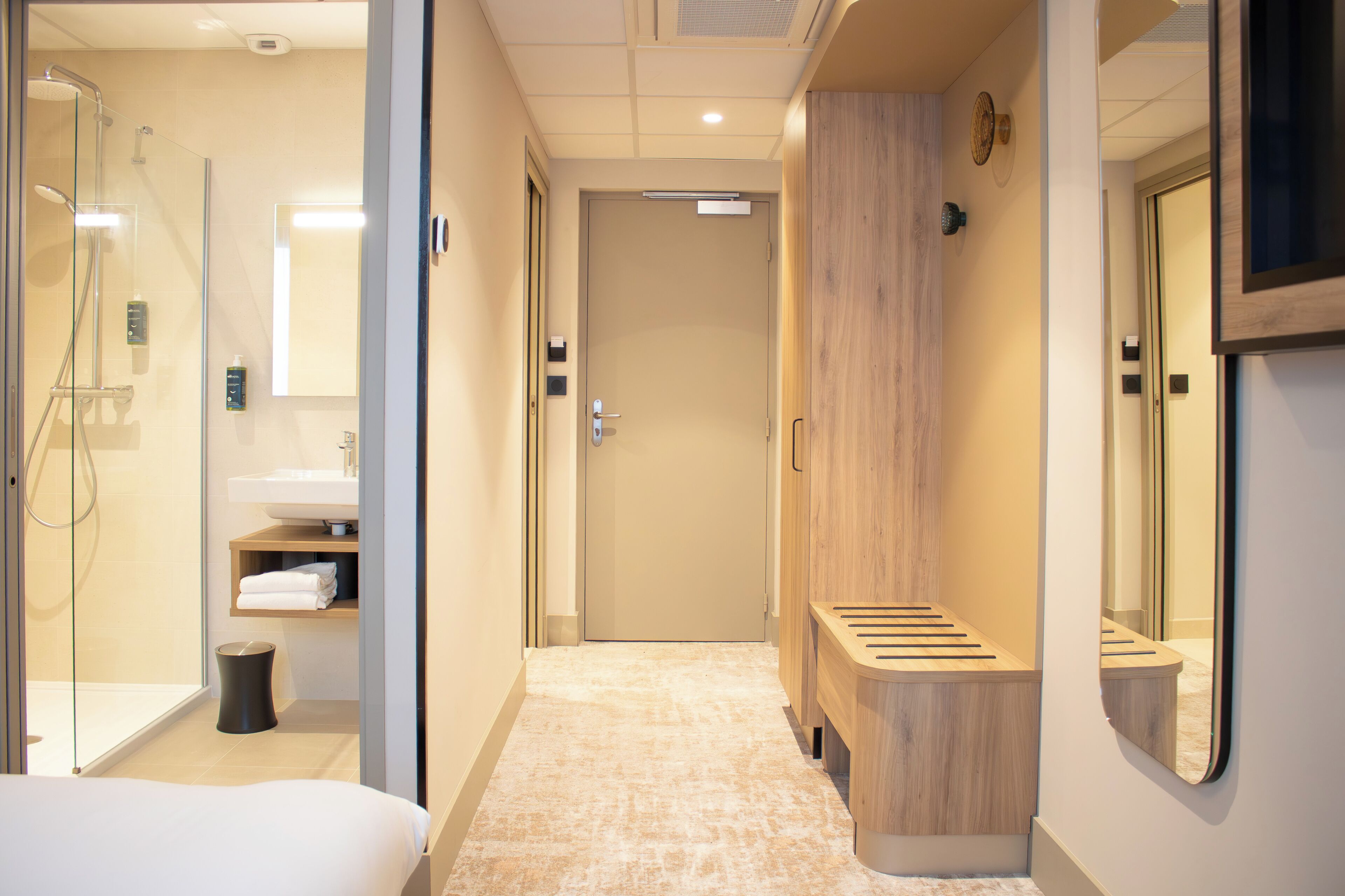 Kamar Double Comfort | Kamar mandi | Perlengkapan kamar mandi ramah lingkungan, pengering rambut,  dan handuk