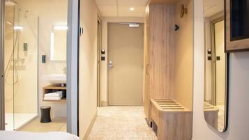 Kamar Double Comfort | Kamar mandi | Perlengkapan kamar mandi ramah lingkungan, pengering rambut, dan handuk