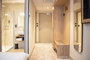 Comfort tweepersoonskamer | Badkamer | Milieuvriendelijke toiletartikelen, een haardroger, handdoeken