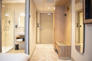 Comfort Double Room | Bathroom | Eco-friendly toiletries, hair dryer, towels