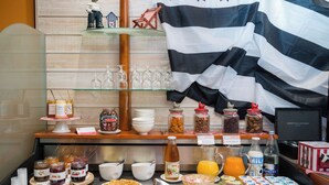 Un bufé de desayuno con diversas opciones de alimentos, salsas y bebidas.