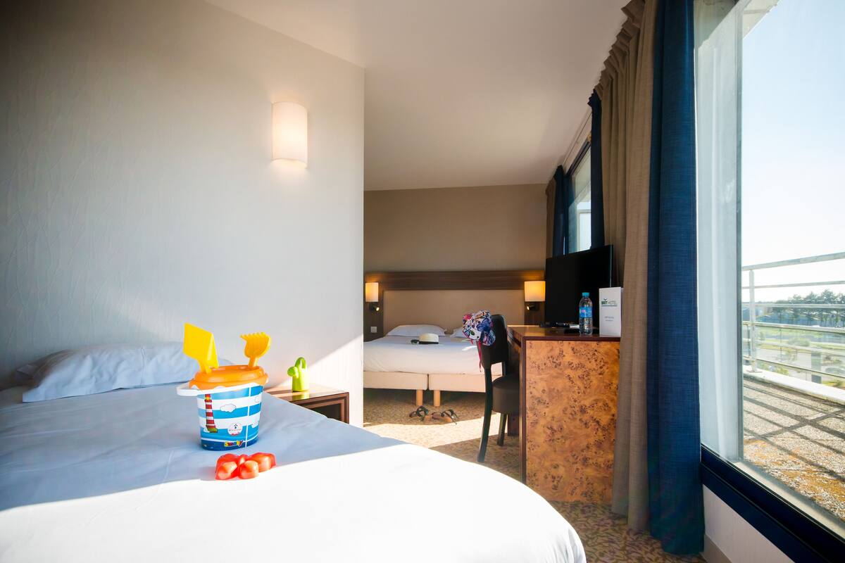 Standard Triple Room, Balcony | Desk, soundproofing, iron/ironing board (on request), cots/infant beds