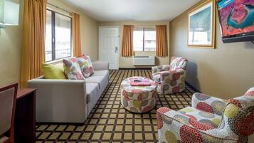 Double Queen Bed with Living Room Nonsmoking | Oppholdsområde | En 32-tommers LCD-TV med Parabol-TV samt TV