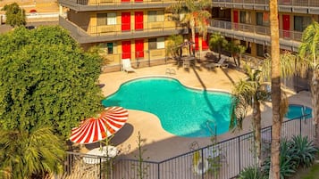 Utendørsbasseng og solsenger