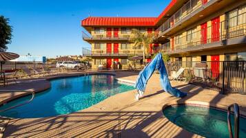 Piscina a l'aire lliure i gandules