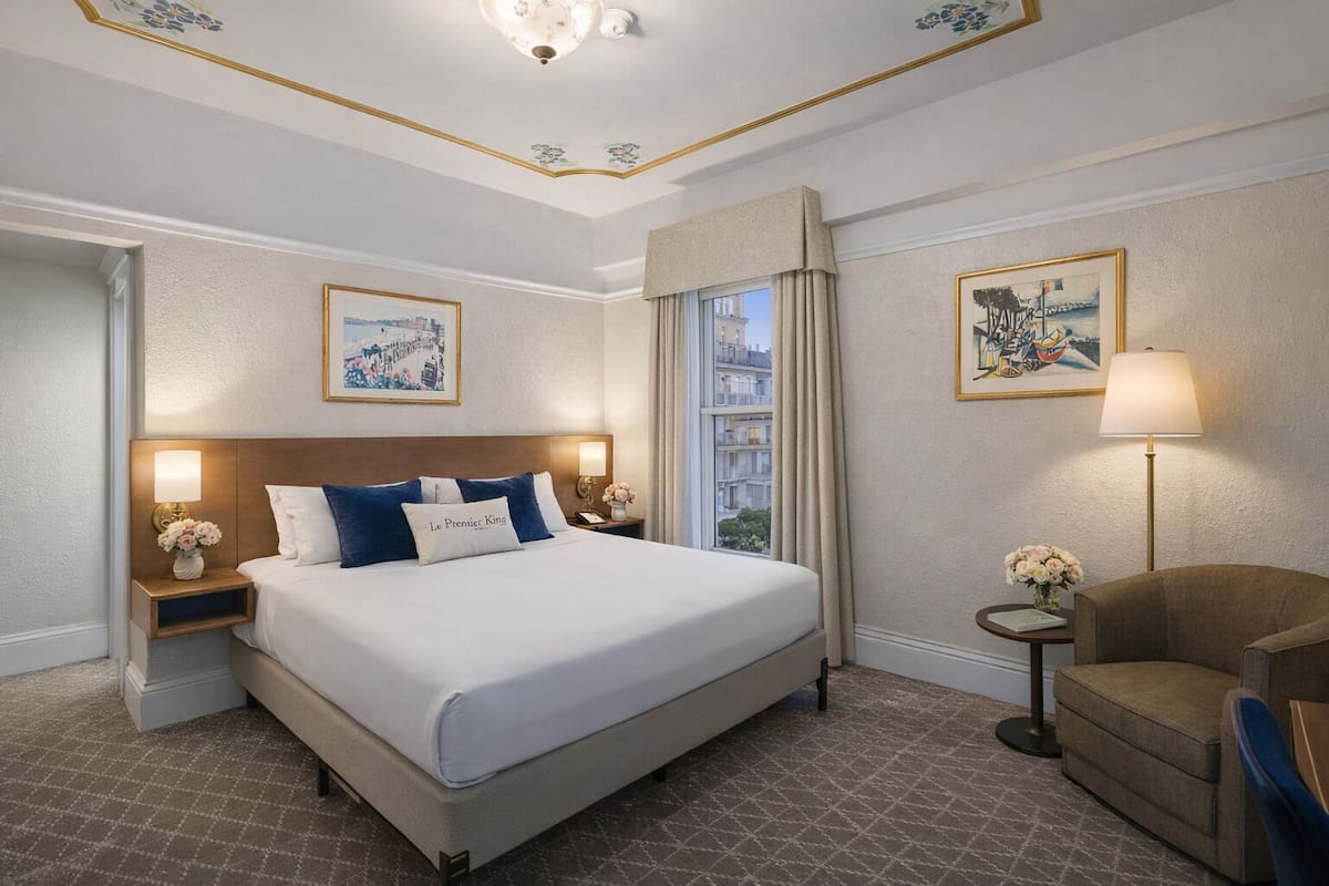 Phòng Premier, 1 giường cỡ queen | Két bảo mật tại phòng, trang trí khác biệt