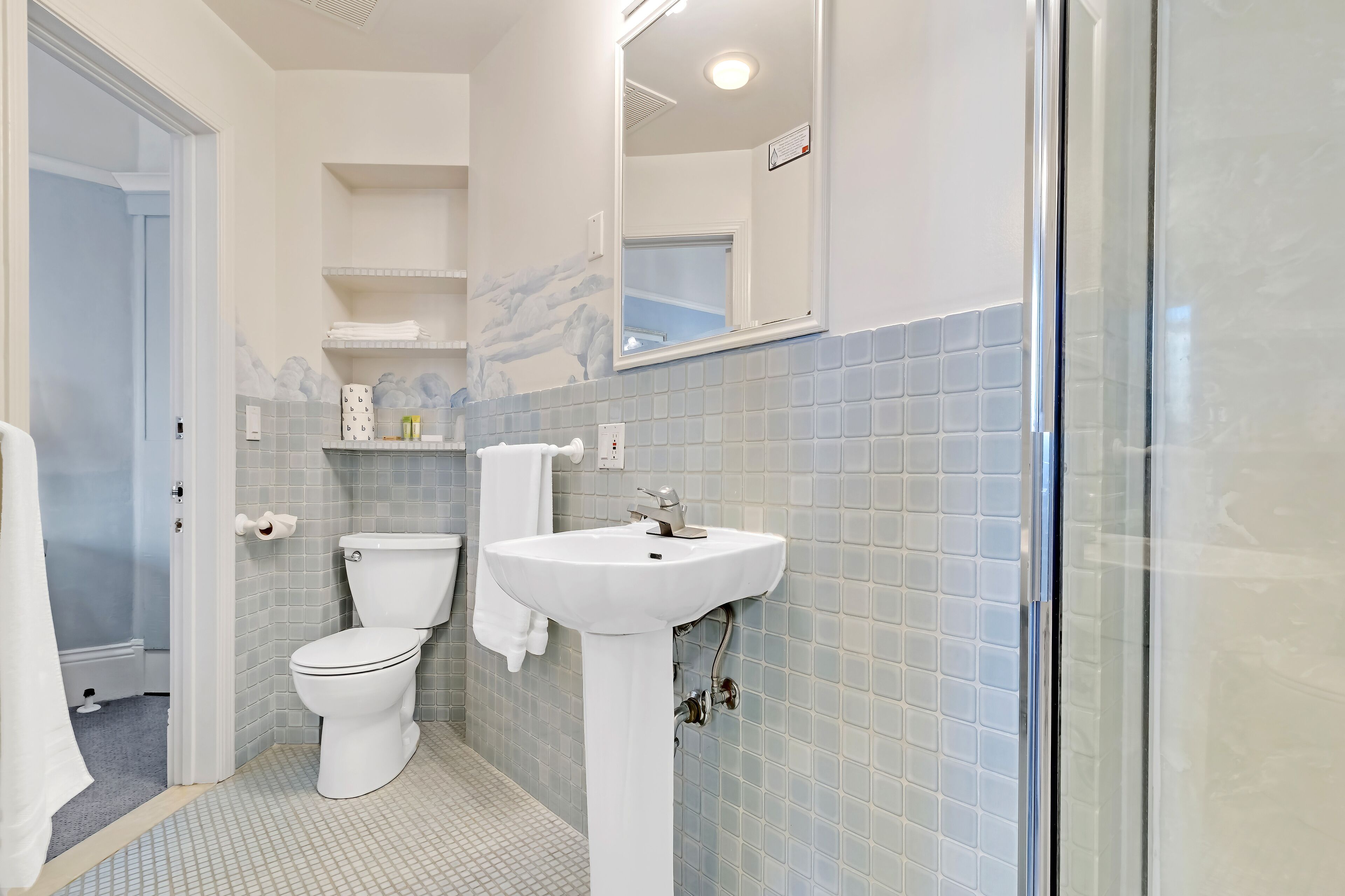 junior suite | bathroom | free toiletries, hair dryer, towels