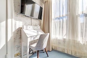 In-room safe, individually decorated, individually furnished, desk