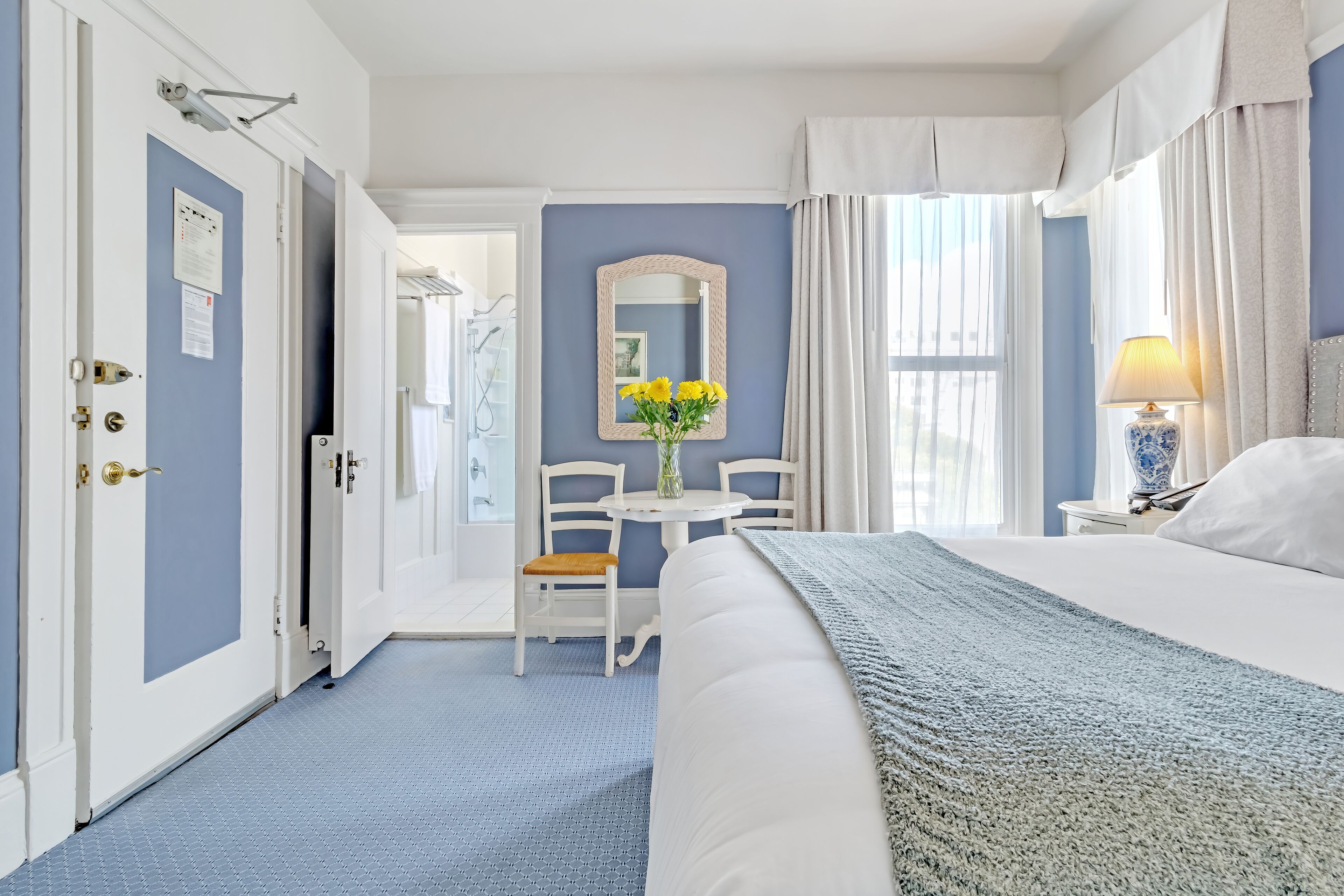 deluxe room, 1 queen bed | in-room safe, individually decorated, individually furnished, desk